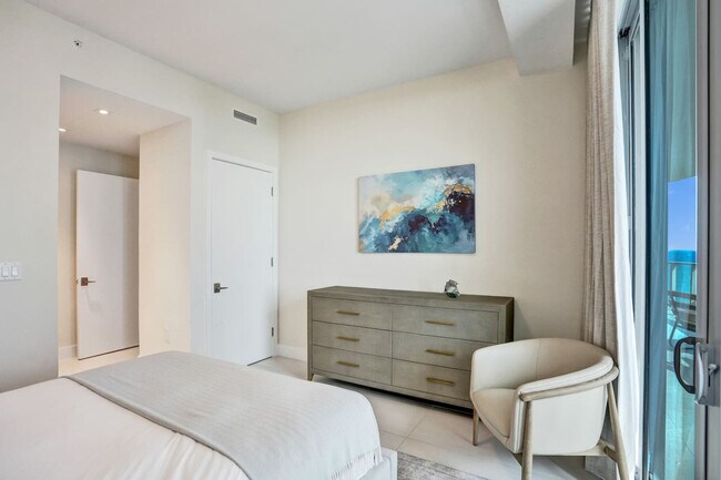 Building Photo - 3100 N Ocean Dr