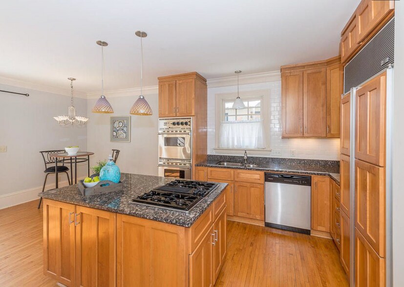 Building Photo - 1827 Kenwood Pky