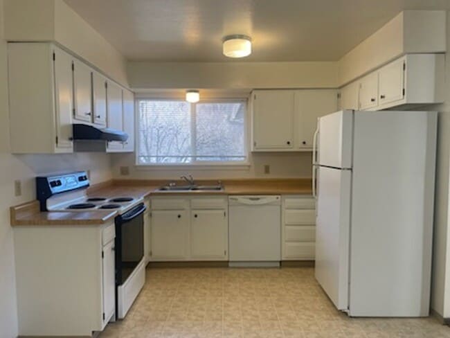 Building Photo - Convenient Florida Road Condo