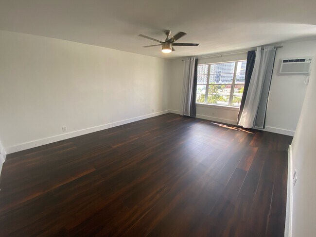 Living room - 600 N Birch Rd
