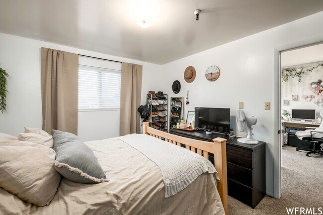 Building Photo - Golden Ridge Apartments