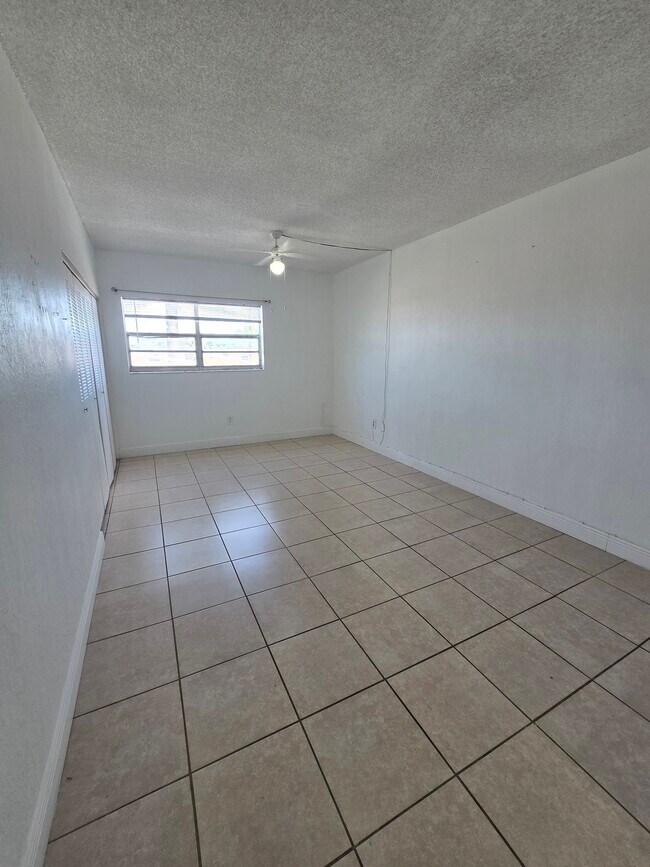 Building Photo - 1305 W 53rd St