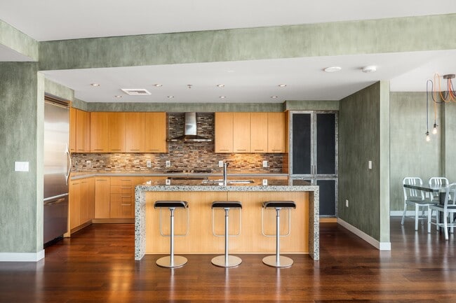 Building Photo - 1260 NW Naito Pky