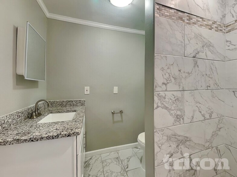 Building Photo - 10916 N 14th St