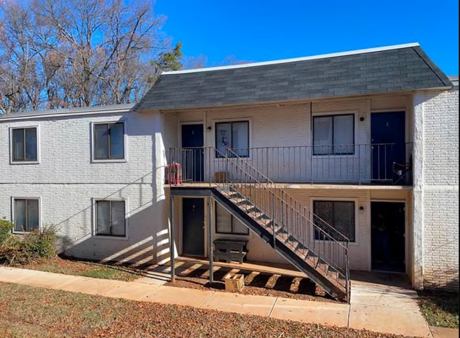 Building Photo - Spacious, affordable two bedroom townhouse just minutes from shopping and dining in Gastonia!