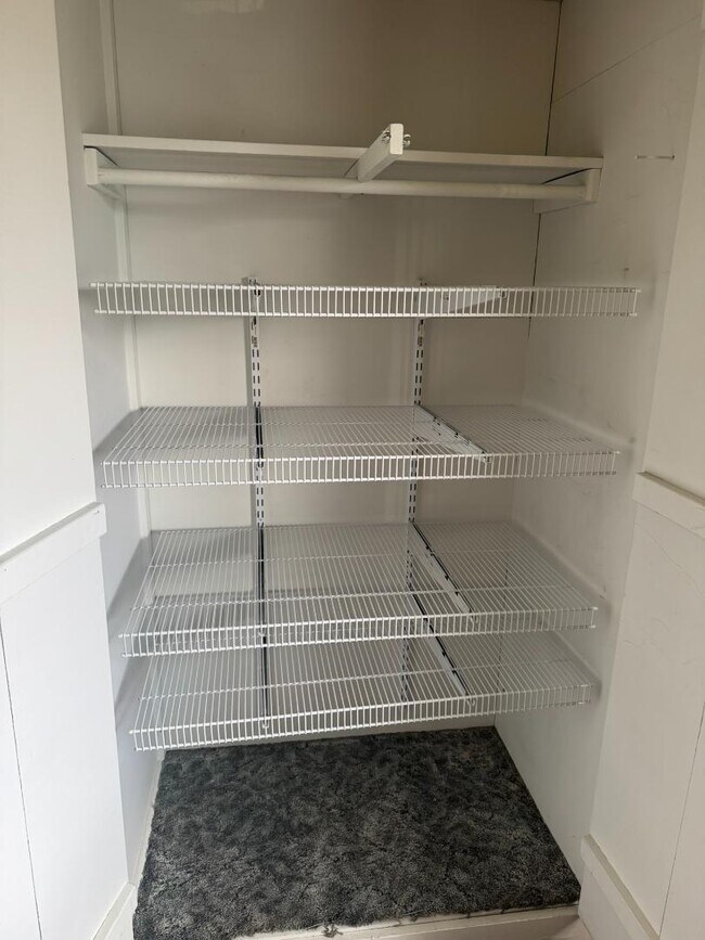 Building Photo - 406 Newtown St