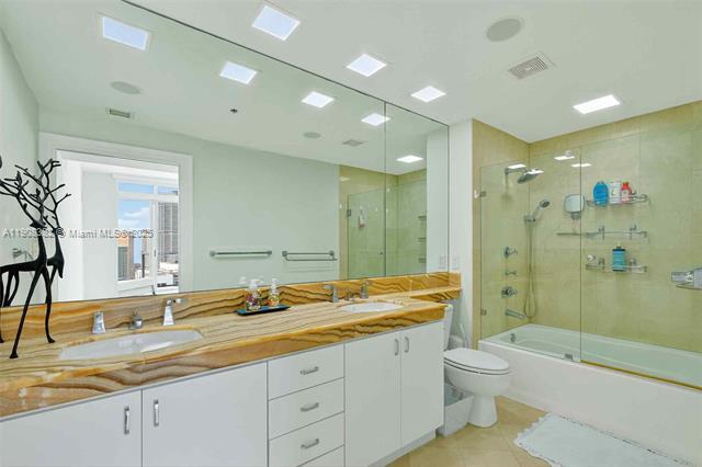 Building Photo - 1155 Brickell Bay Dr