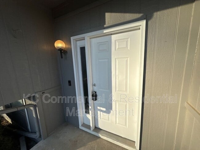 Building Photo - 5716 N London Ave