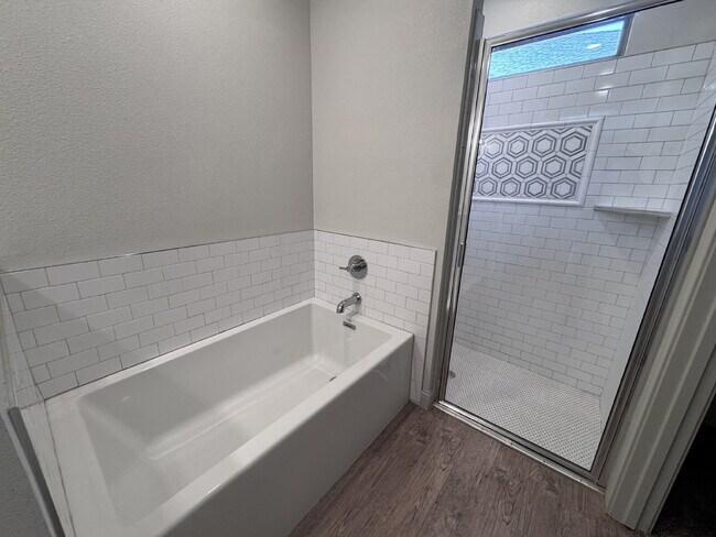 Building Photo - Stunning 4-Bed Home with Cozy Fireplace!