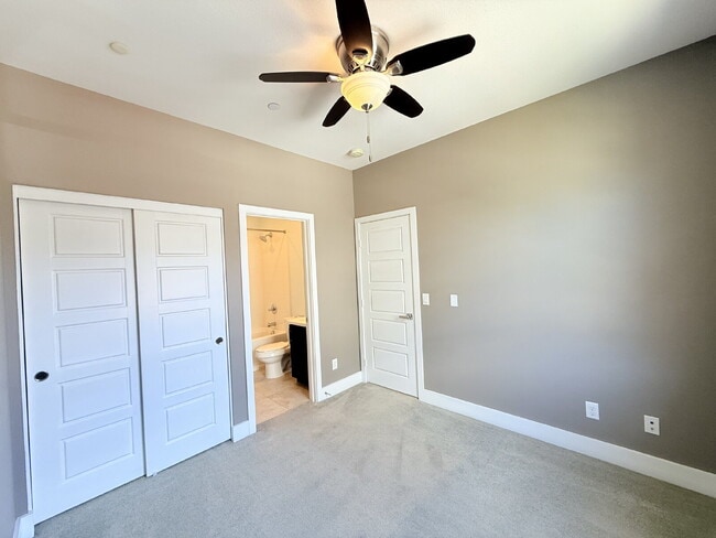 Building Photo - Modern Comfort Awaits: Spacious 3-Bed, 3.5...