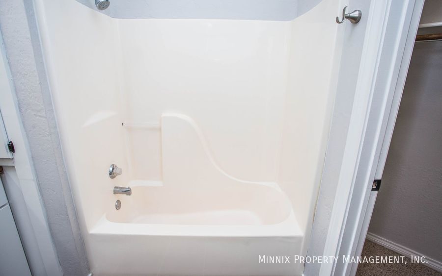 Building Photo - 6125 8th Dr