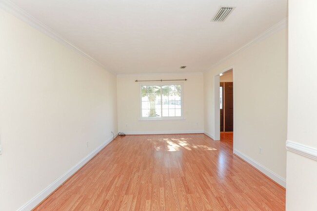 Building Photo - Spacious 4BR Home with a Fenced Yard & Jetted Tub