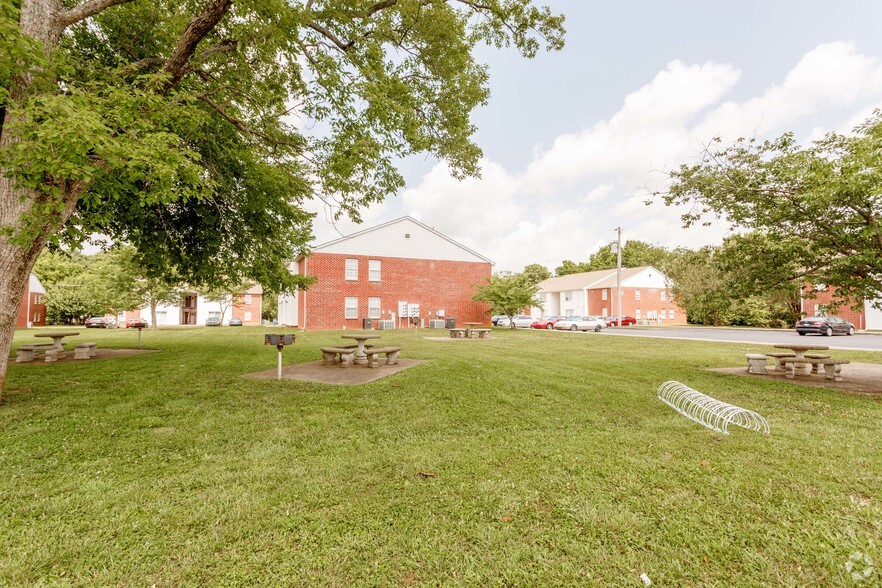 Picnic & BBQ Area - Laurel Wood Apartments