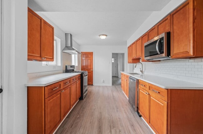 Building Photo - 5 bed 2 bath - Great Brookline location.  ...