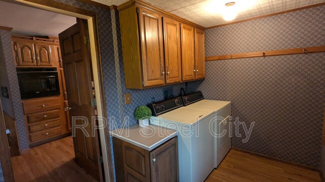 Building Photo - 512-512 1/2 W 10th St