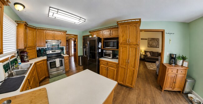 Building Photo - 3D Tour Available - West Side Manhattan Home + 2-Car Garage  + Washer & Dryer! Available August 5th!