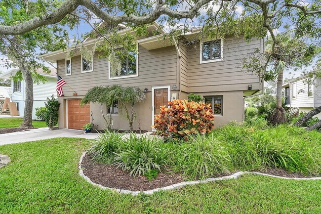 Building Photo - "Charming 3-Bed, 2-Bath Oasis at 1011a Sou...