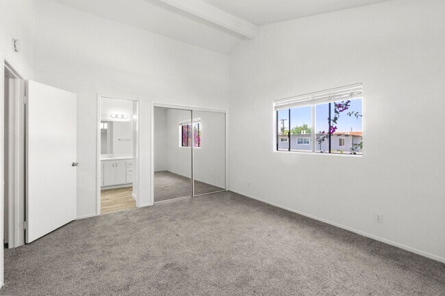 Building Photo - 130 E 21st St