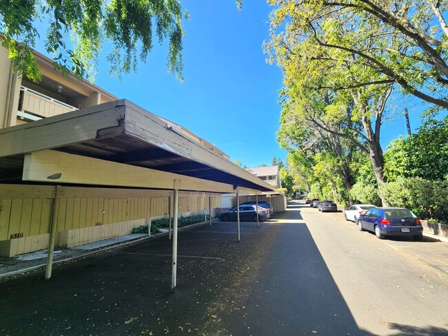 Building Photo - 1 Bedroom 1 Bath Remodeled Condo Available...