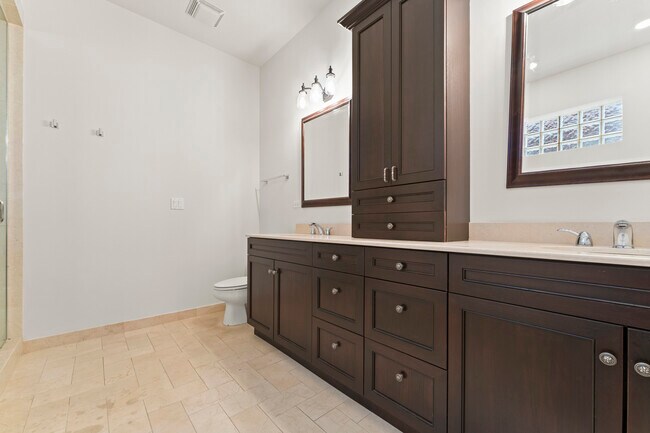 Building Photo - 3716 N Kenmore Ave