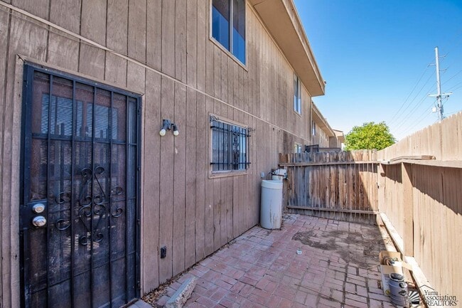Building Photo - 833 S Avenue A