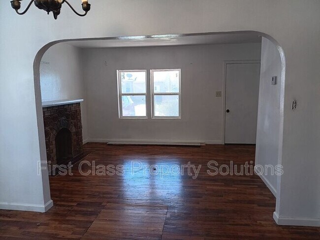 Building Photo - 1701 NE 34th St