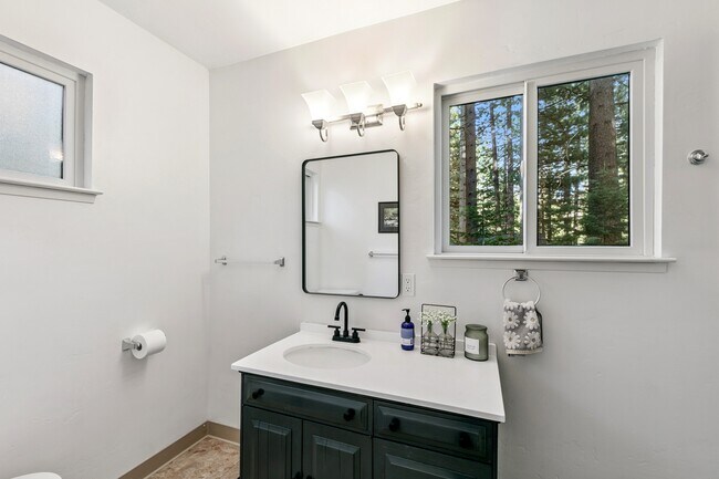 Building Photo - 1517 Plumas Cir