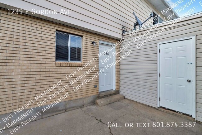 Building Photo - Cozy 2 Bed, 1 Bath Pet-Friendly Home with ...