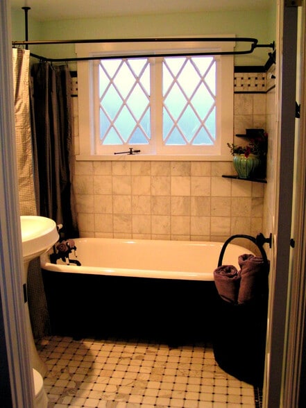 Deep Clawfoot Tub - 137 4th St