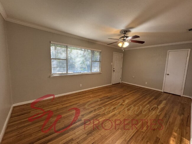 Building Photo - 3 bedroom  1 1/2 baths featuring large bedrooms and fenced yard!