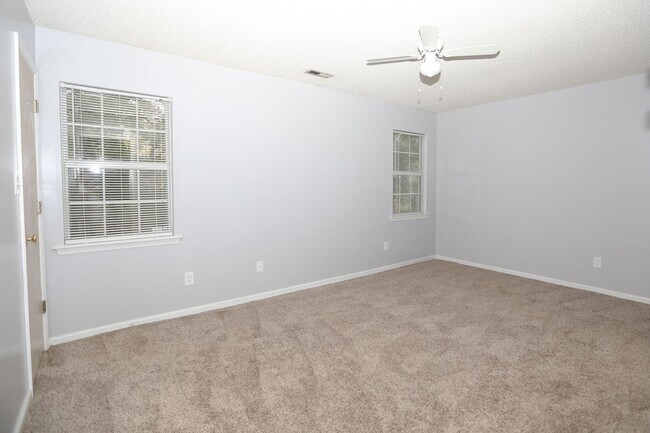 Building Photo - 621 S Hampton Dr