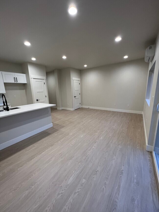 Building Photo - 10109 Alaska St S