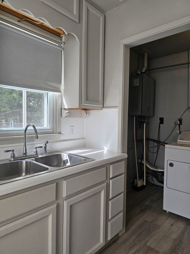 Building Photo - Very updated, cozy two bedroom across from BGHS