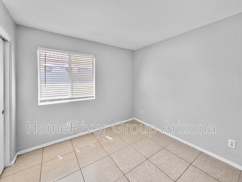 Building Photo - 8942 W Holly St
