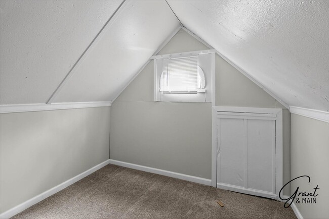 Building Photo - $1300 3 bedroom bungalow