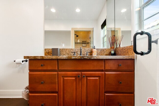 Building Photo - 460-460 N Alfred St