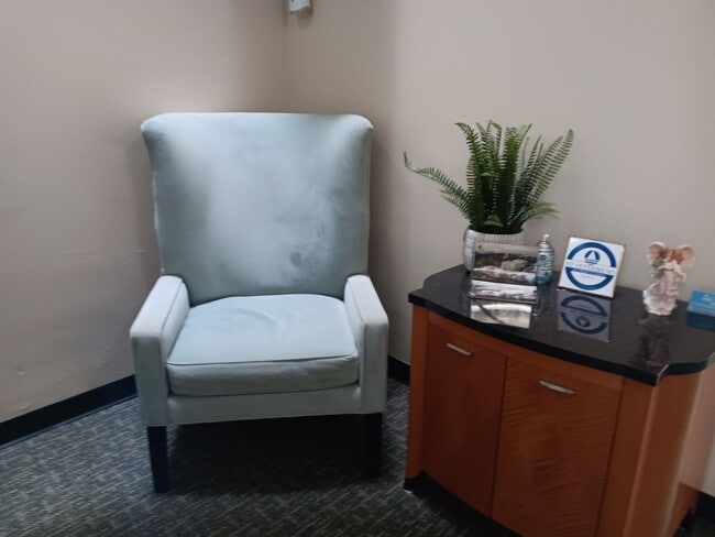 Building Photo - Sunny suite is SWEET in north St Pete - 2/...