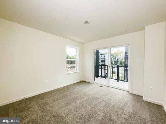 Building Photo - 10001 -B American Pharoah Ln