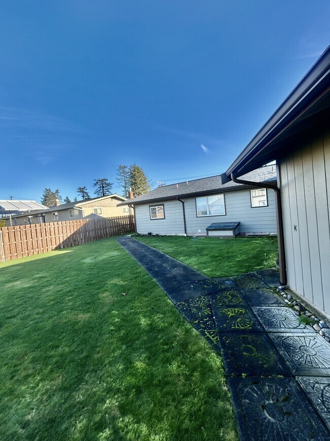 Building Photo - 606 Mead AvenueUnit A Mead