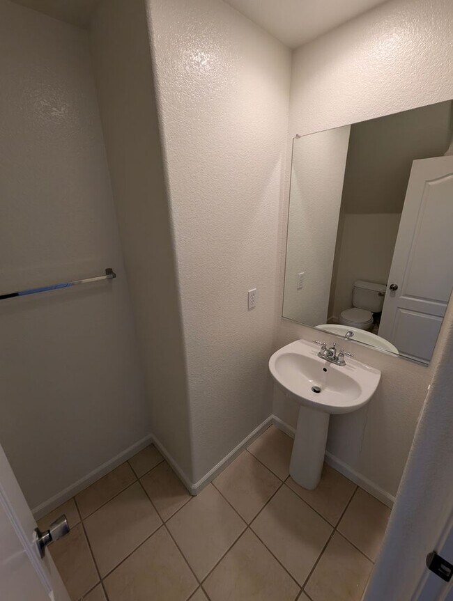 Building Photo - Well-Appointed Fairfield 4/2.5 Home with Excellent Location + Price