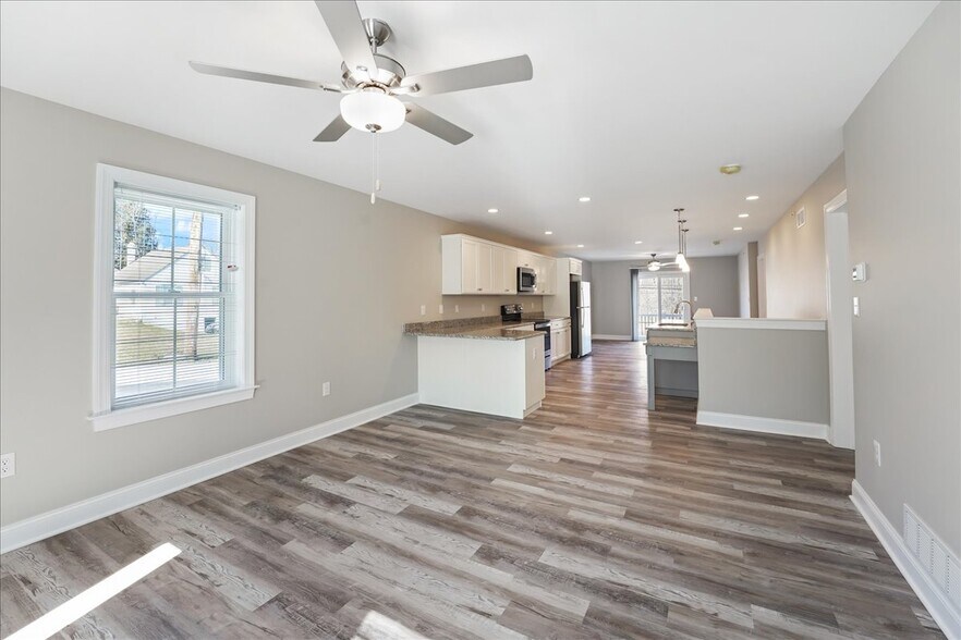 Building Photo - 552 Creek Rd