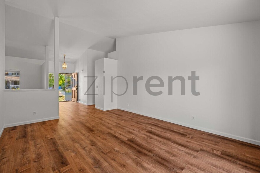 Building Photo - Unit