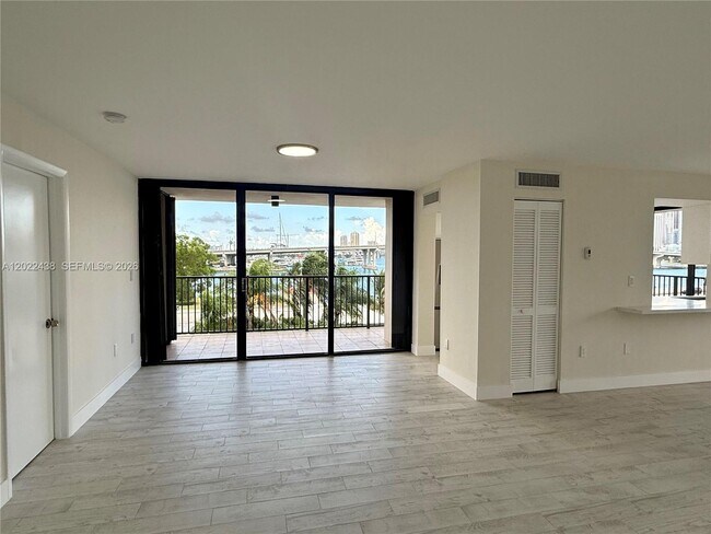 Building Photo - 801 N Venetian Dr
