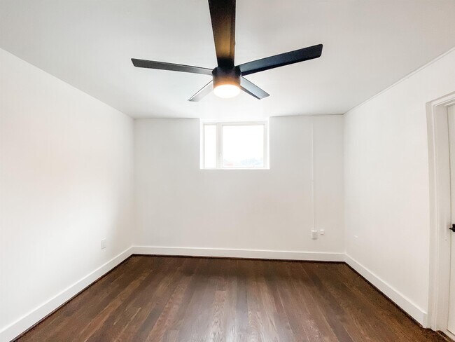 Building Photo - 2990 Rhodes Cir S
