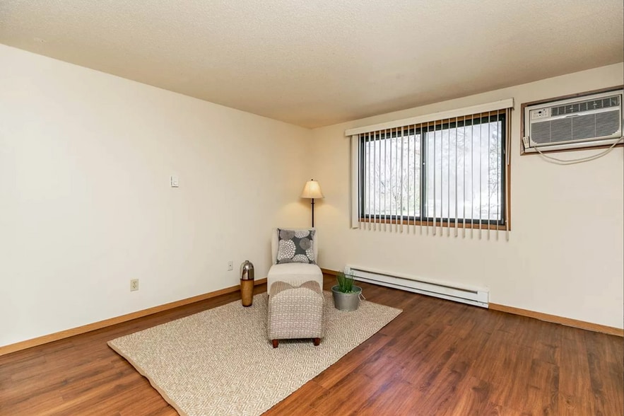 Images reflect a comparable unit with similar layout and finishes - 912 Benton Dr