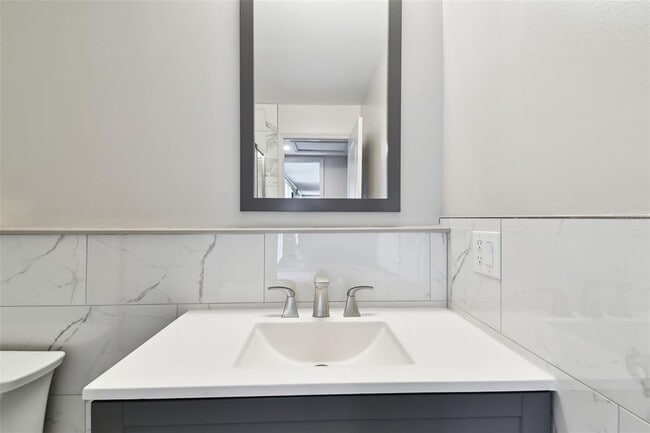 Building Photo - 206 N Montclair Ave