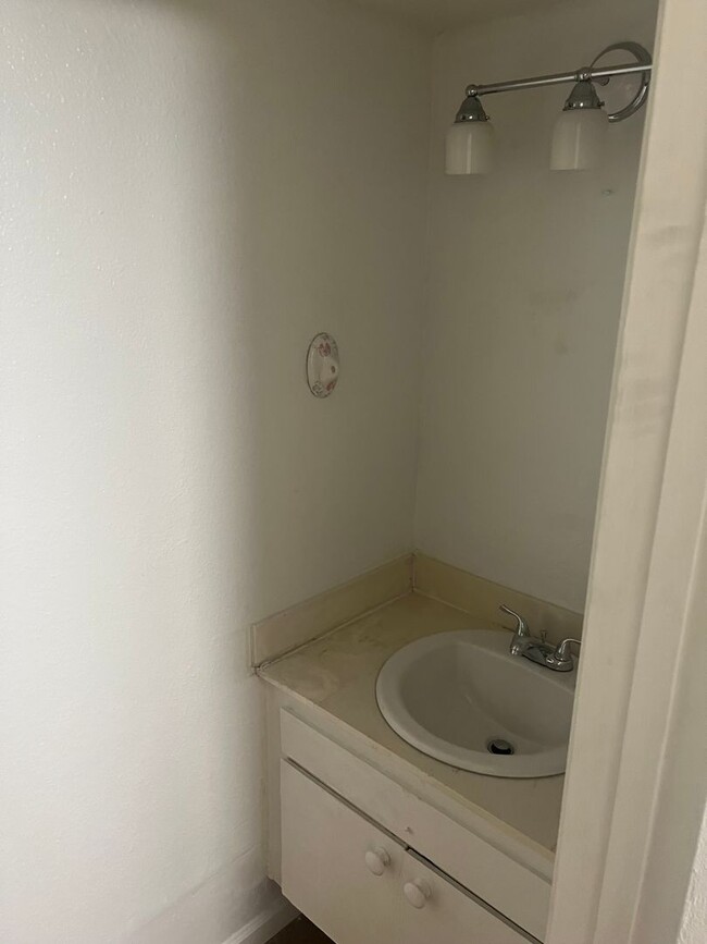 Building Photo - 3 Bedroom 1.5 Bathroom   Cheyenne & Civic ...