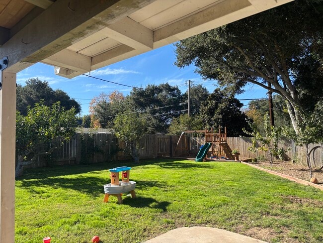 Building Photo - 545 Thumbelina Dr