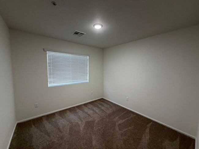 Building Photo - 3 BEDROOM HOME IN DESERT SKY!