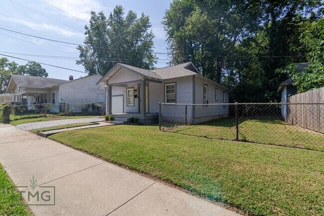 Building Photo - NEWLY REMODELED! Bungalow in the heart of KW!
